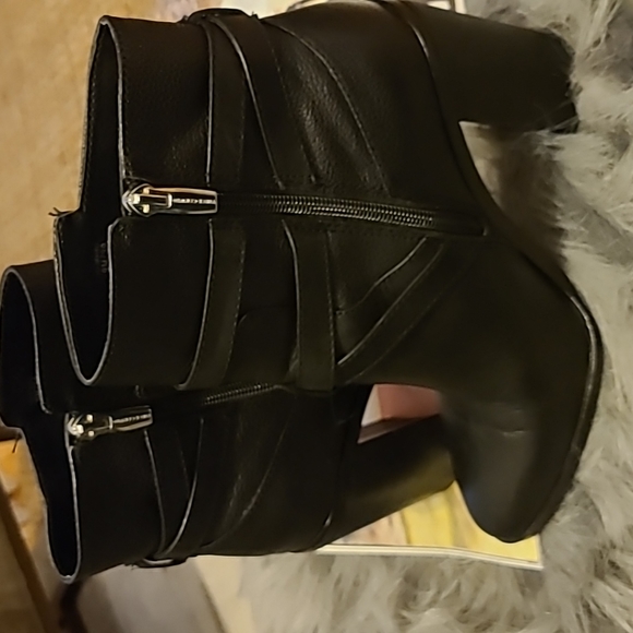 VINCE CAMUTO BLACK LEATHER STRAPPY ANKLE BOOTS sz 9 - Picture 4 of 9
